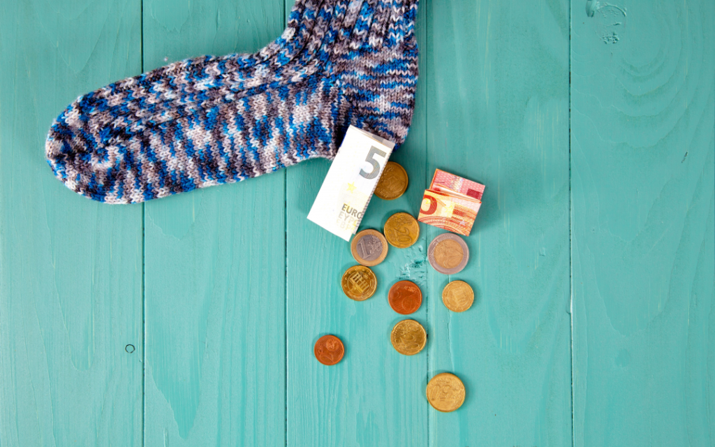 Foto von Kleingeld und einem Socken